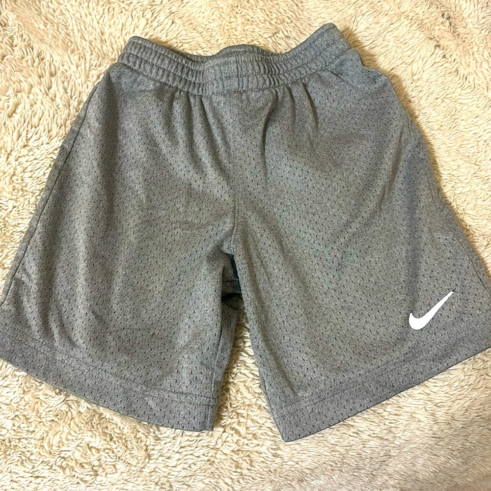 Nike boys size 6 athletic shorts grey